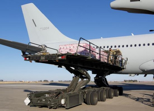 네드 프라이스 미국 국무부 대변인이 4일(현지시간) 트위터에 올린 한국행 얀센 백신 사진. 연합뉴스